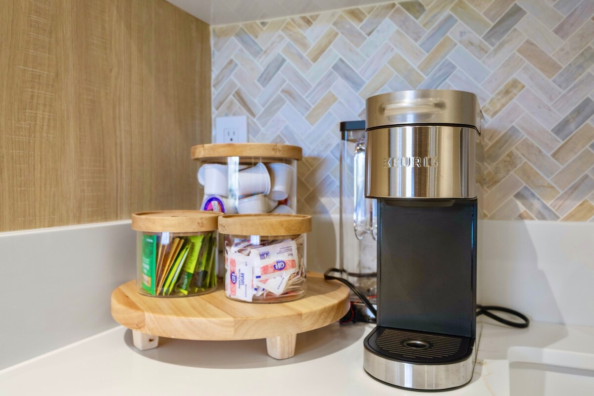 16F-Grand Diamond Head View-2BR-Waikiki w/Parking!