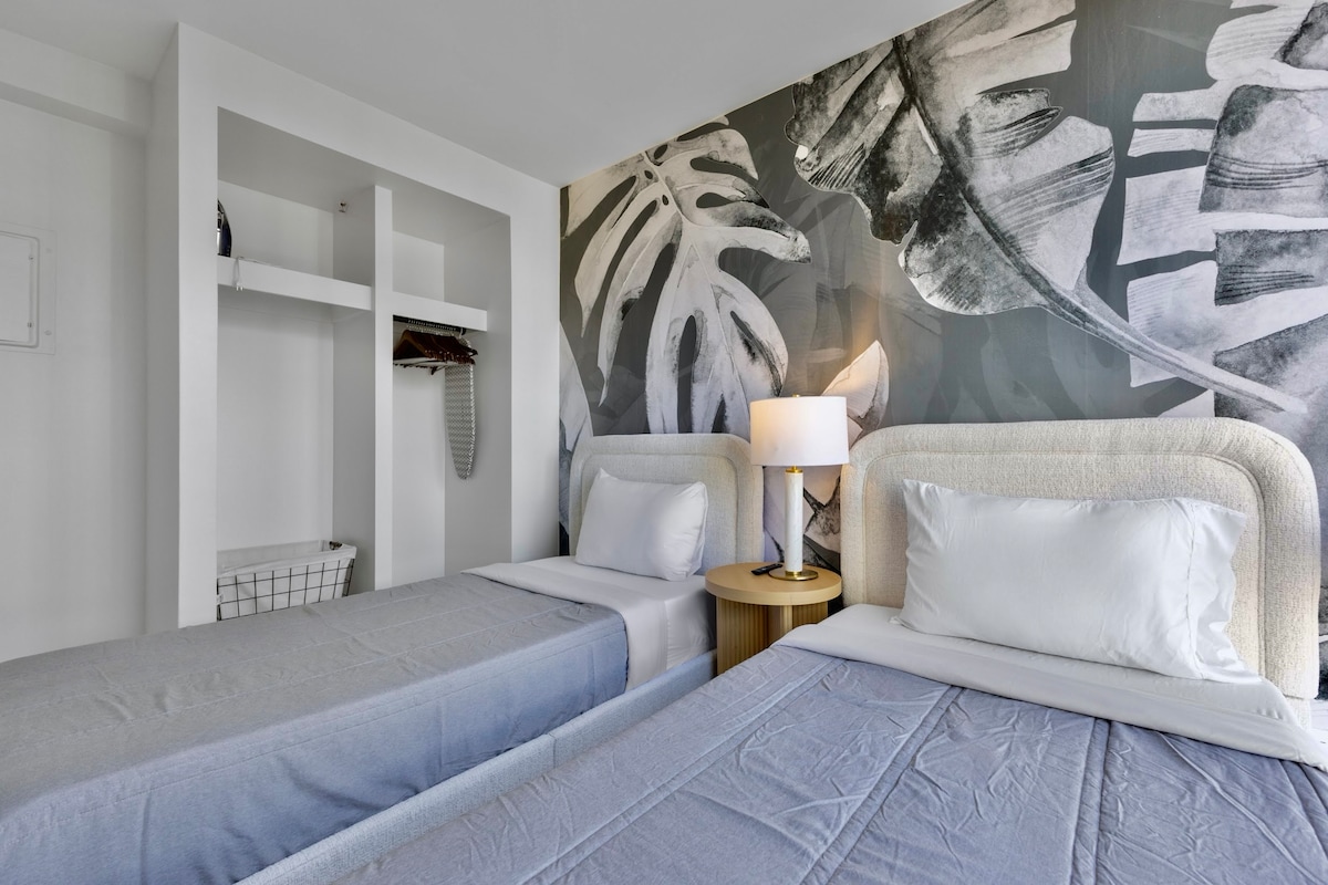 16F-Grand Diamond Head View-2BR-Waikiki w/Parking!
