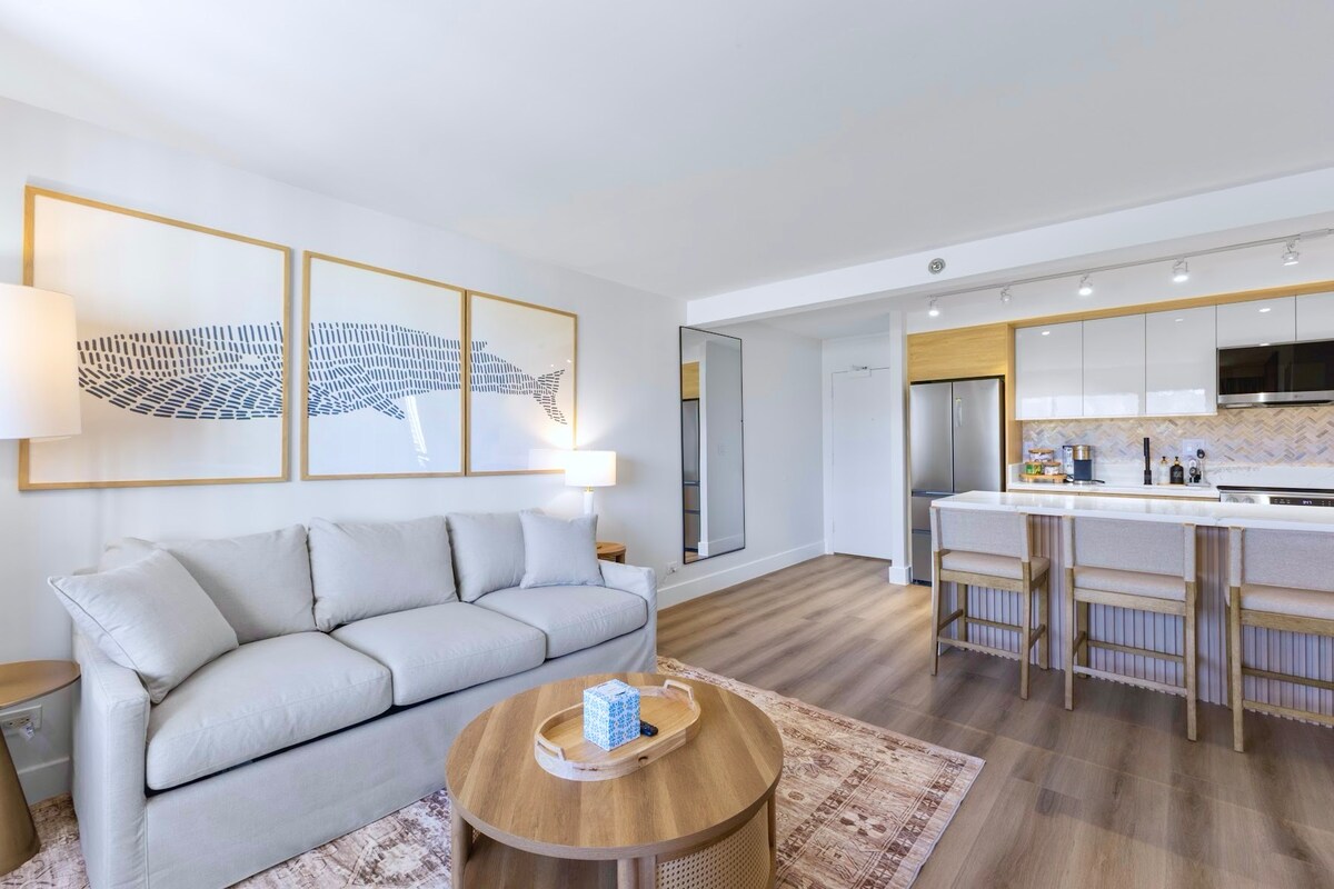 16F-Grand Diamond Head View-2BR-Waikiki w/Parking!