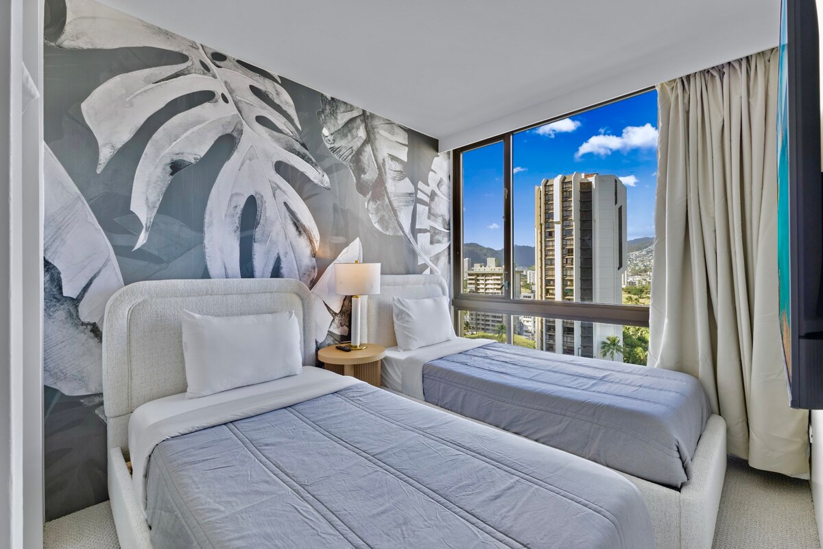 16F-Grand Diamond Head View-2BR-Waikiki w/Parking!