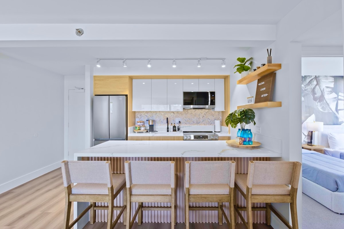 16F-Grand Diamond Head View-2BR-Waikiki w/Parking!
