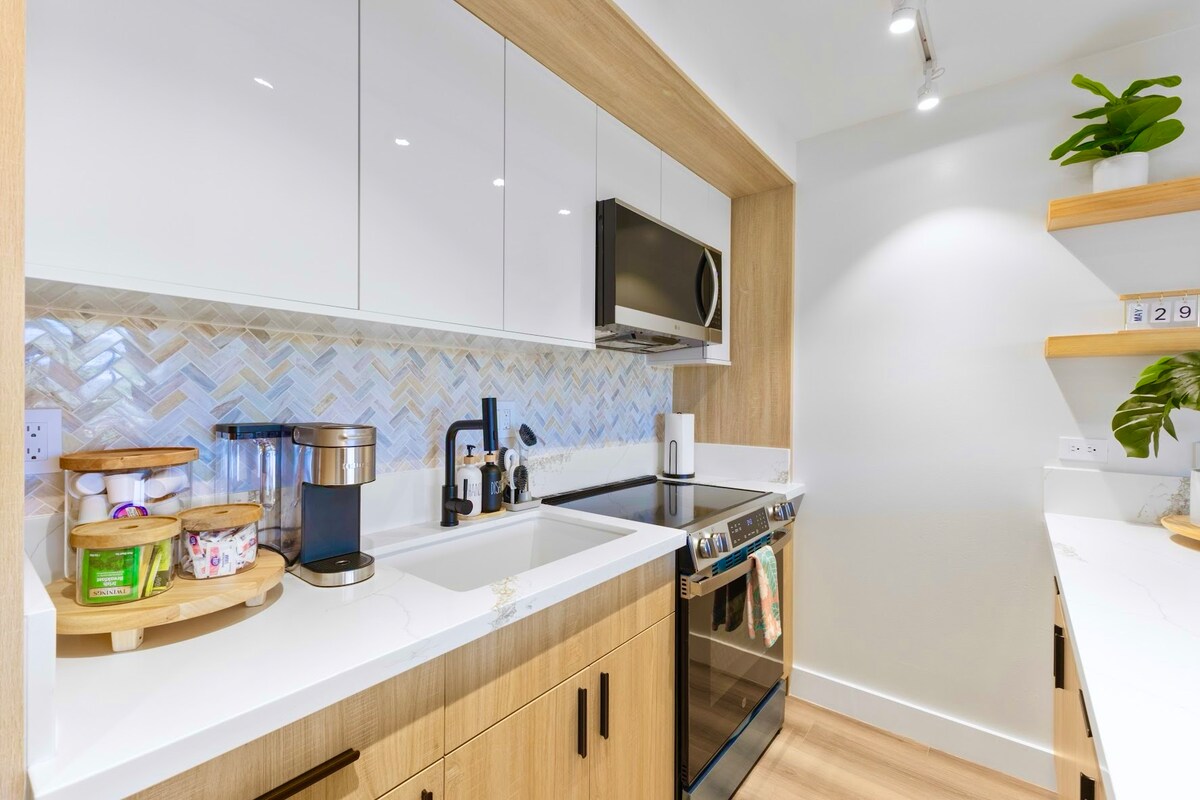 16F-Grand Diamond Head View-2BR-Waikiki w/Parking!