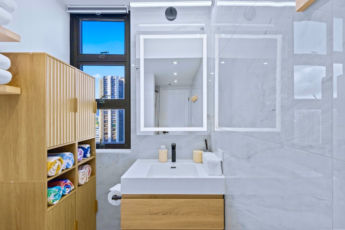 16F-Grand Diamond Head View-2BR-Waikiki w/Parking!