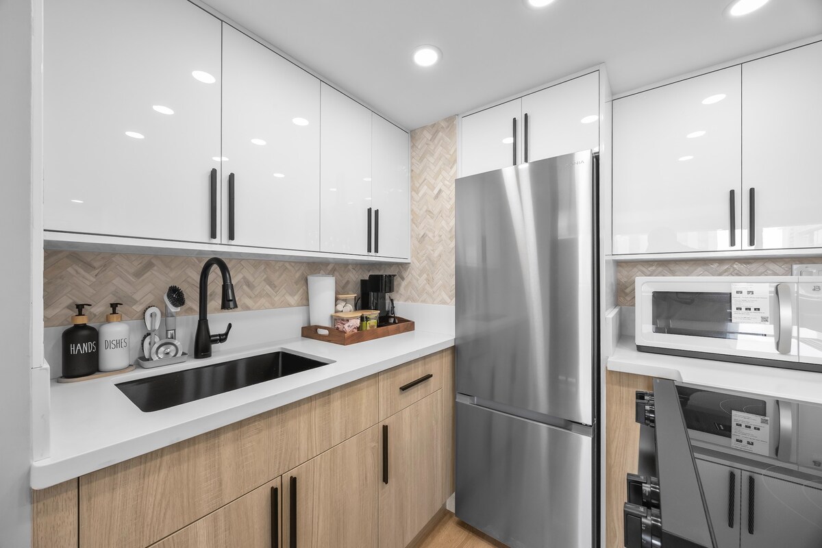 Stunning Tropical 1BR-Central Waikiki-Near Beach!