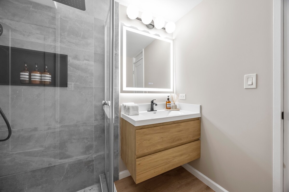 Stunning Tropical 1BR-Central Waikiki-Near Beach!