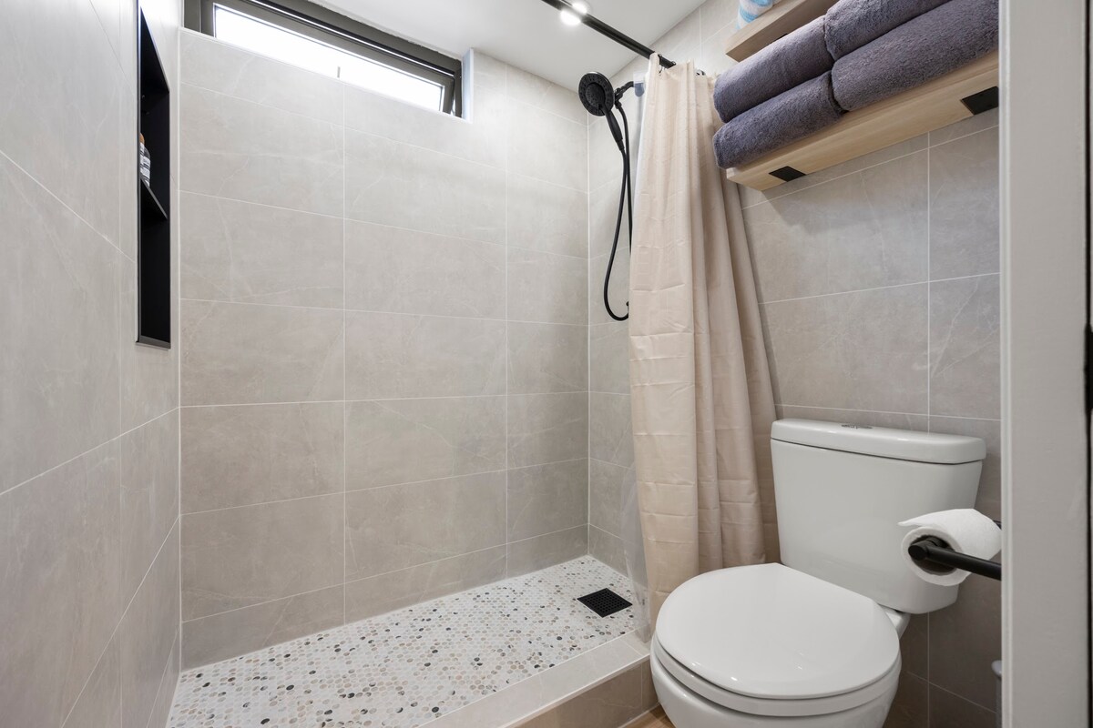31F-Waikiki Banyan-1BR-Ocean & City Skyline Views
