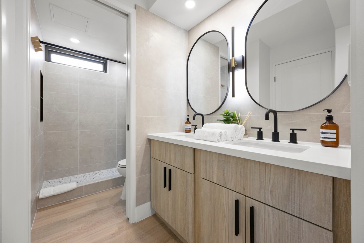 31F-Waikiki Banyan-1BR-Ocean & City Skyline Views