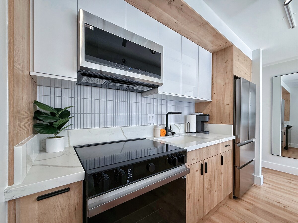 10FL-Upscale Tropical 1BR-Near Beach w/Parking