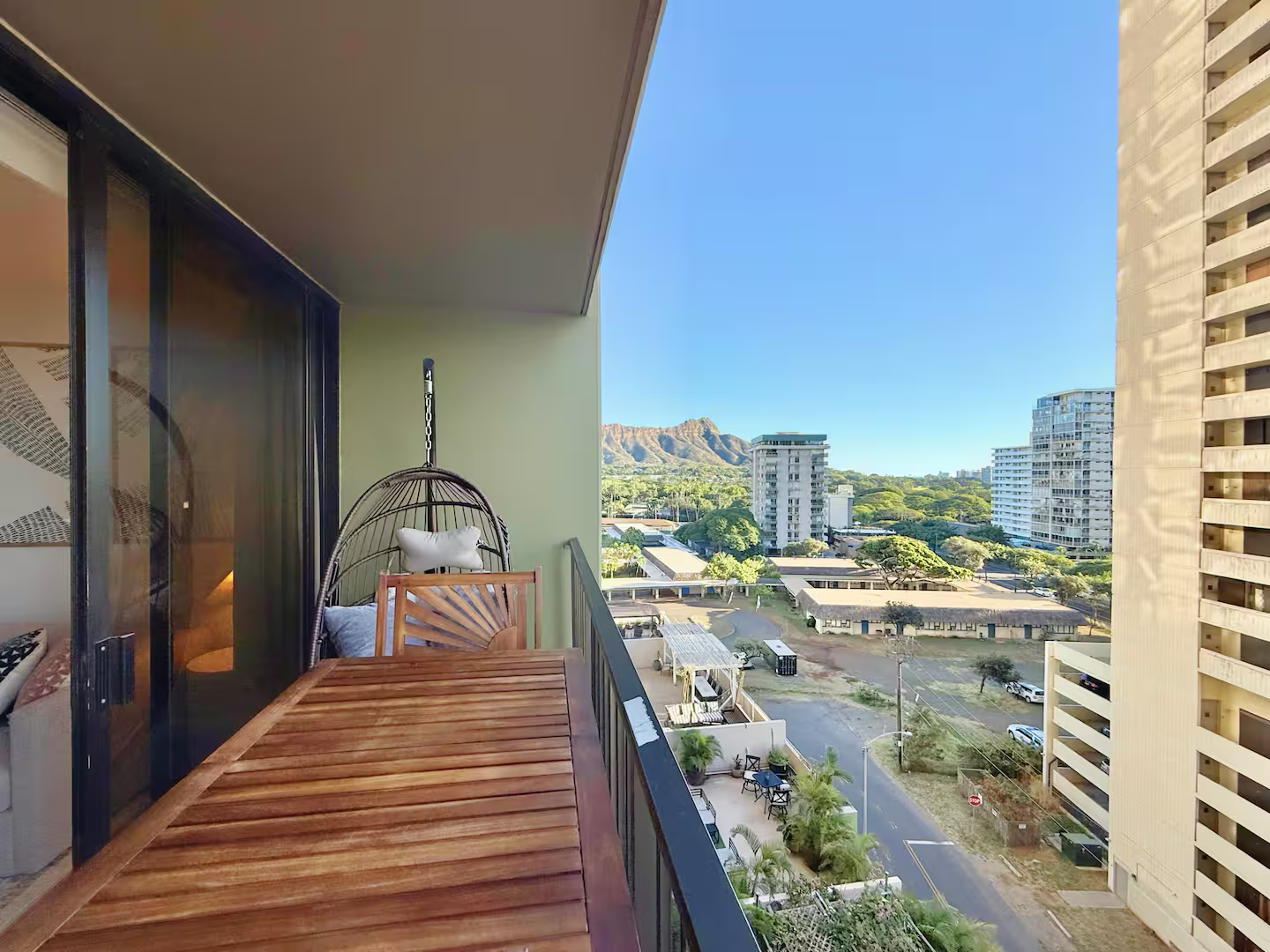 10FL-Upscale Tropical 1BR-Near Beach w/Parking