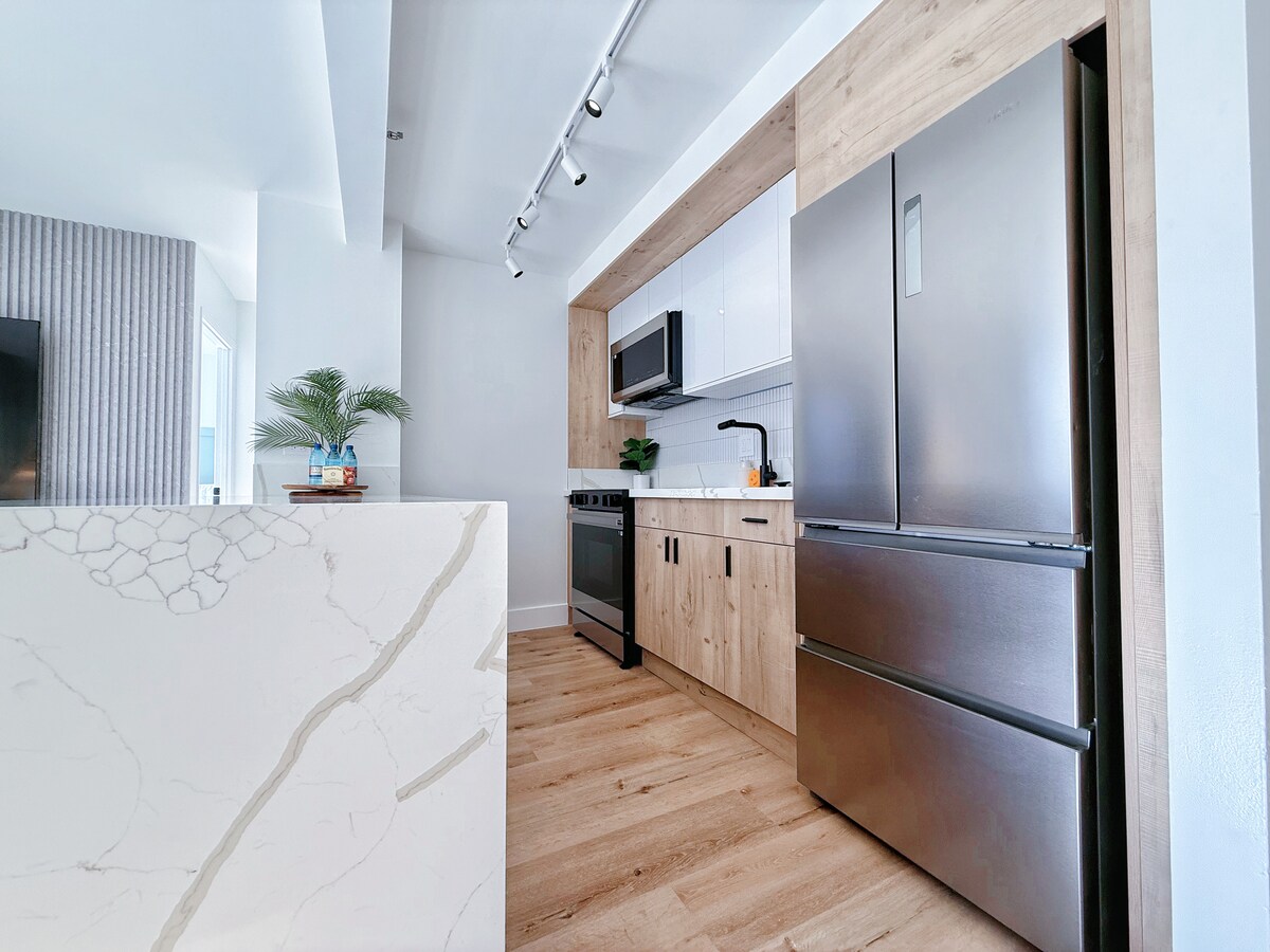 10FL-Upscale Tropical 1BR-Near Beach w/Parking