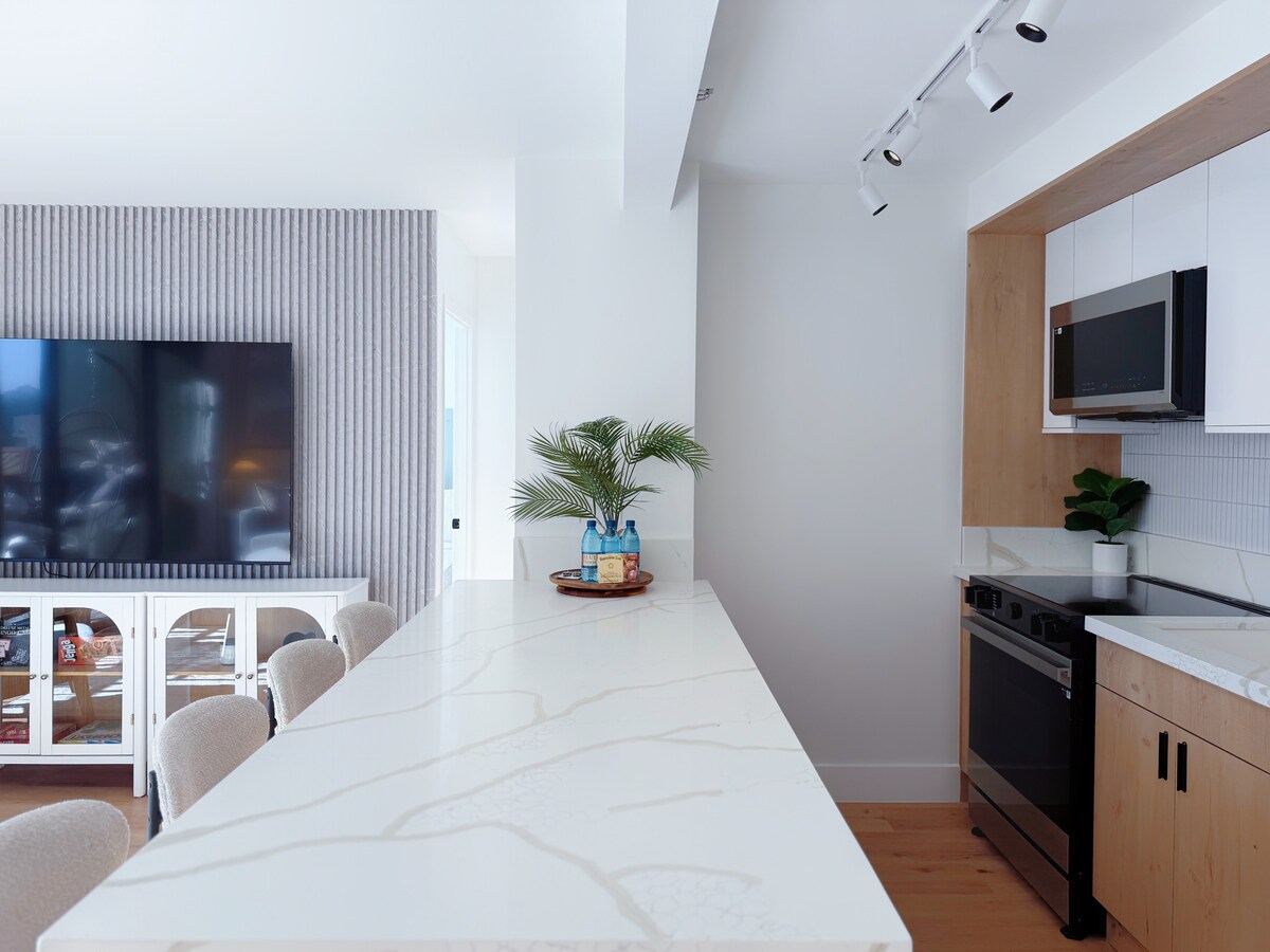 10FL-Upscale Tropical 1BR-Near Beach w/Parking