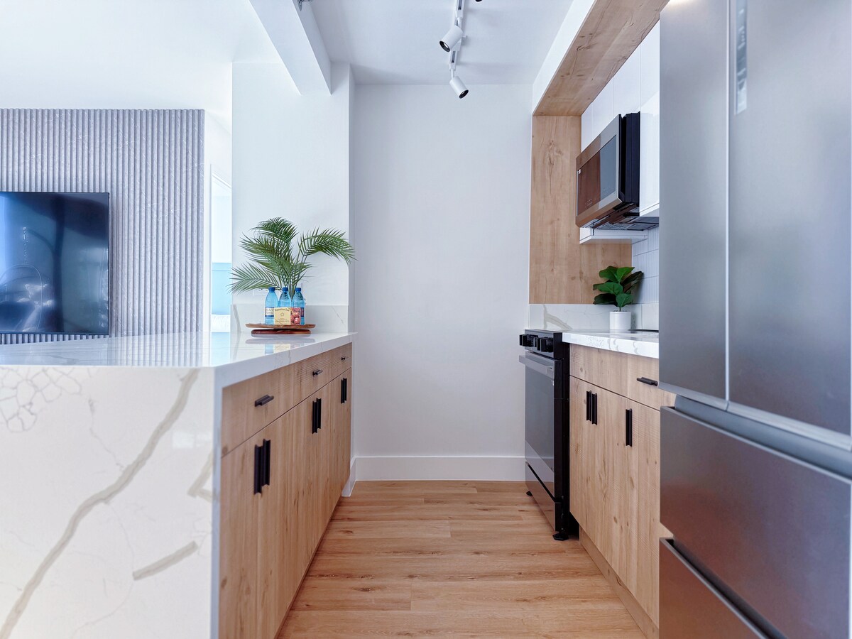 10FL-Upscale Tropical 1BR-Near Beach w/Parking