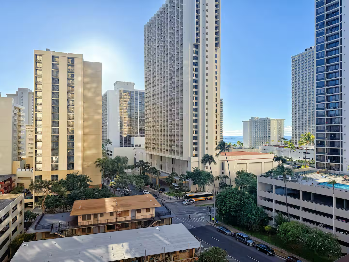 10FL-Upscale Tropical 1BR-Near Beach w/Parking