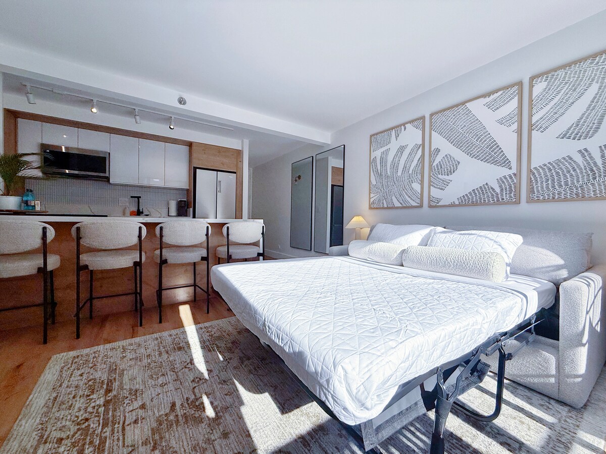 10FL-Upscale Tropical 1BR-Near Beach w/Parking