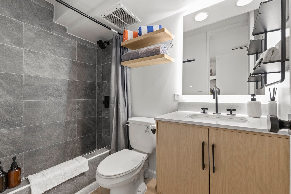 16F-Renovated Modern King Studio-Waikiki Beach~