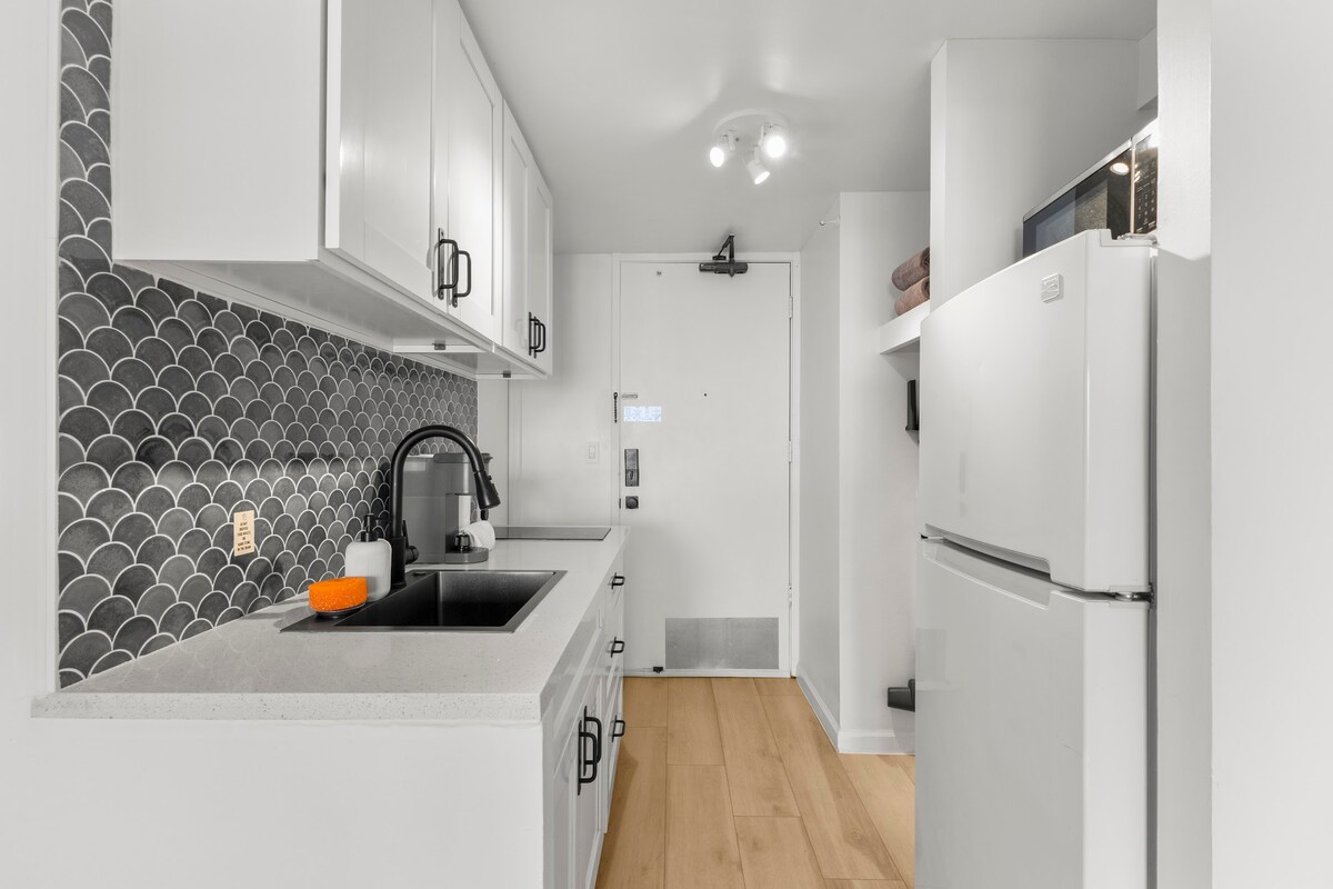 16F-Renovated Modern King Studio-Waikiki Beach~