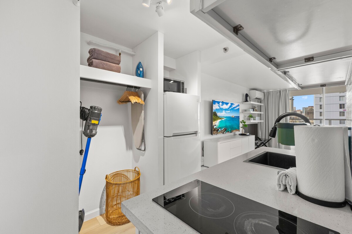 16F-Renovated Modern King Studio-Waikiki Beach~