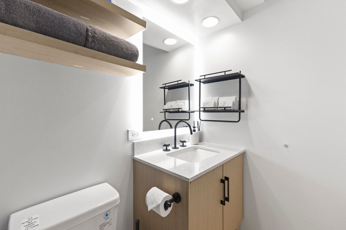 16F-Renovated Modern King Studio-Waikiki Beach~