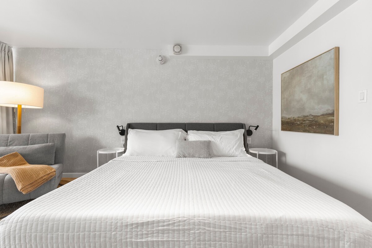 16F-Renovated Modern King Studio-Waikiki Beach~