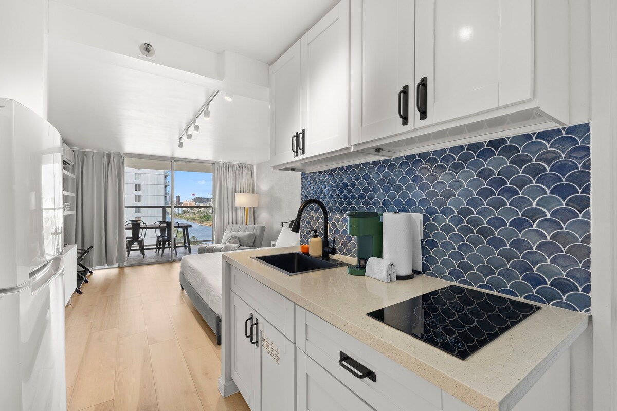 16F-Renovated Modern King Studio-Waikiki Beach~
