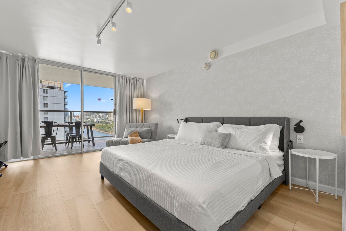 16F-Renovated Modern King Studio-Waikiki Beach~
