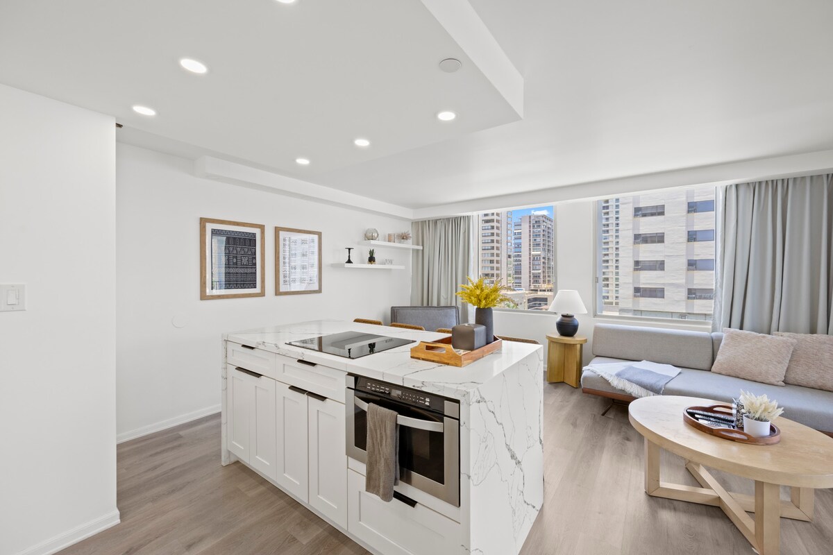 Walk to the Beach!*Renovated Central Waikiki 1BR!