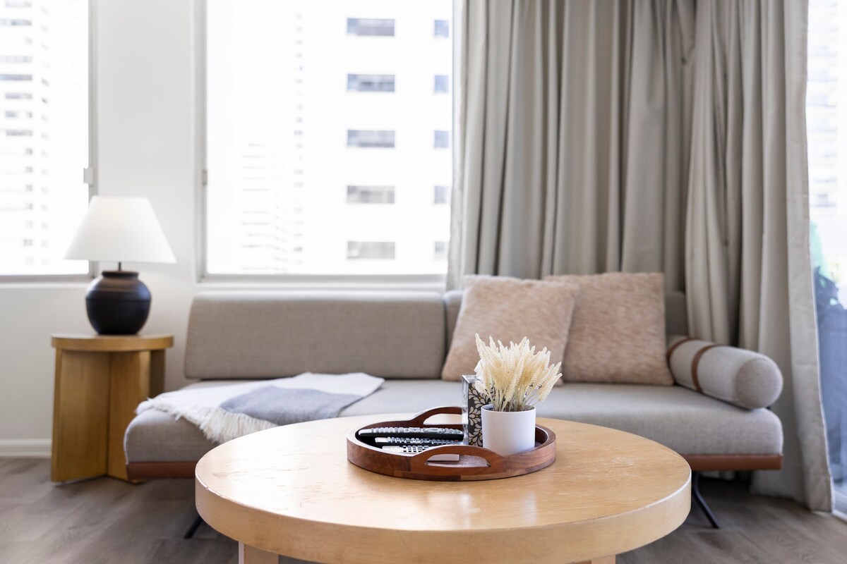 Walk to the Beach!*Renovated Central Waikiki 1BR!