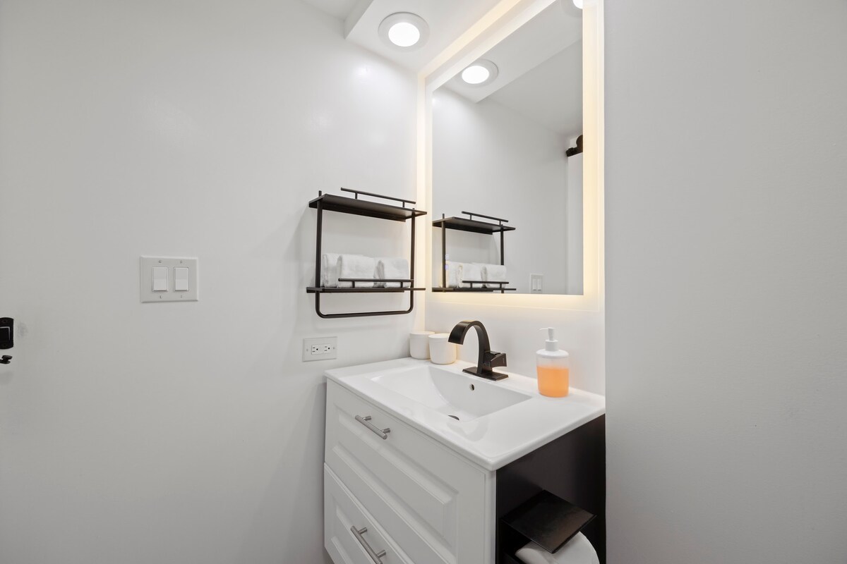 Walk to the Beach!*Renovated Central Waikiki 1BR!