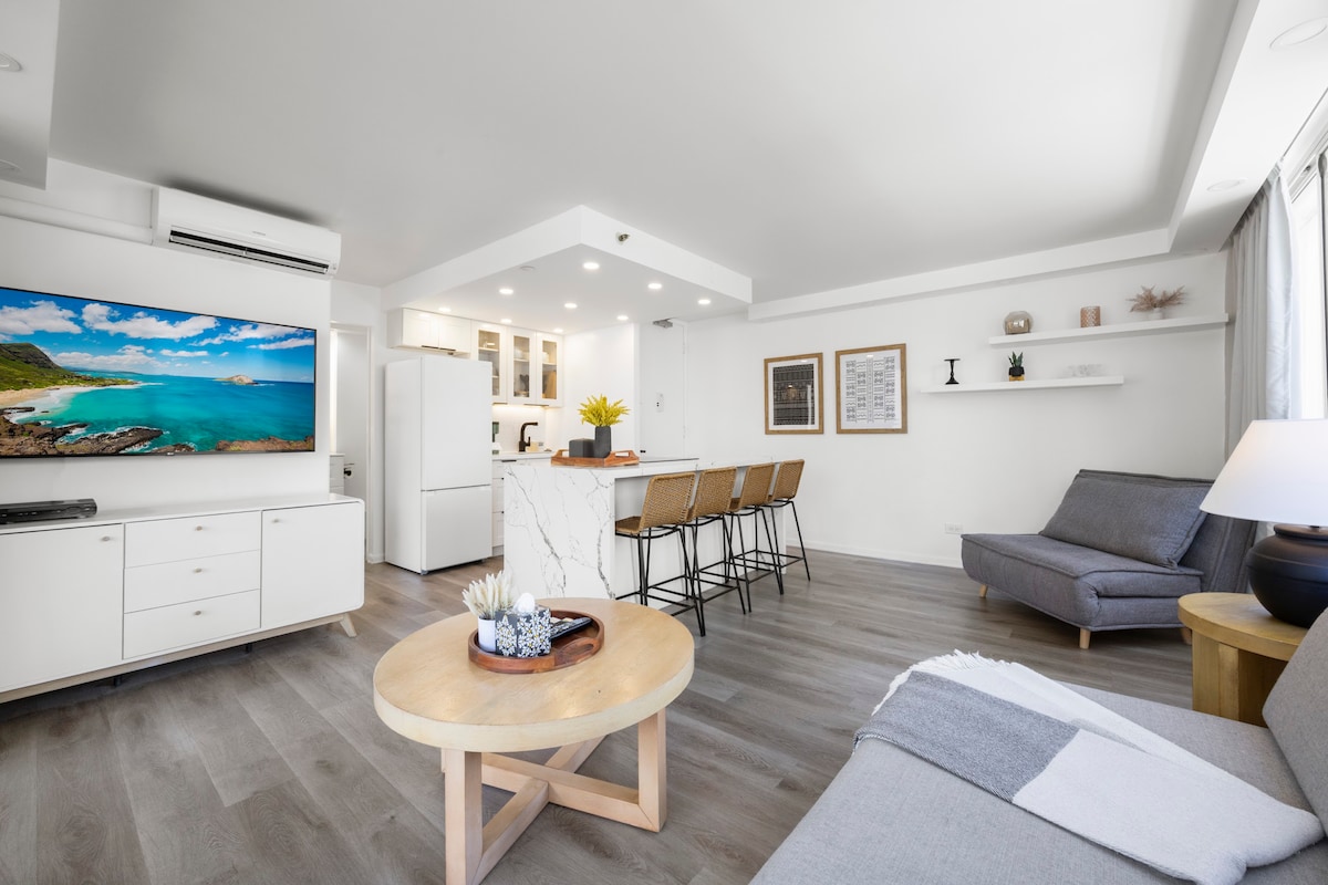 Walk to the Beach!*Renovated Central Waikiki 1BR!