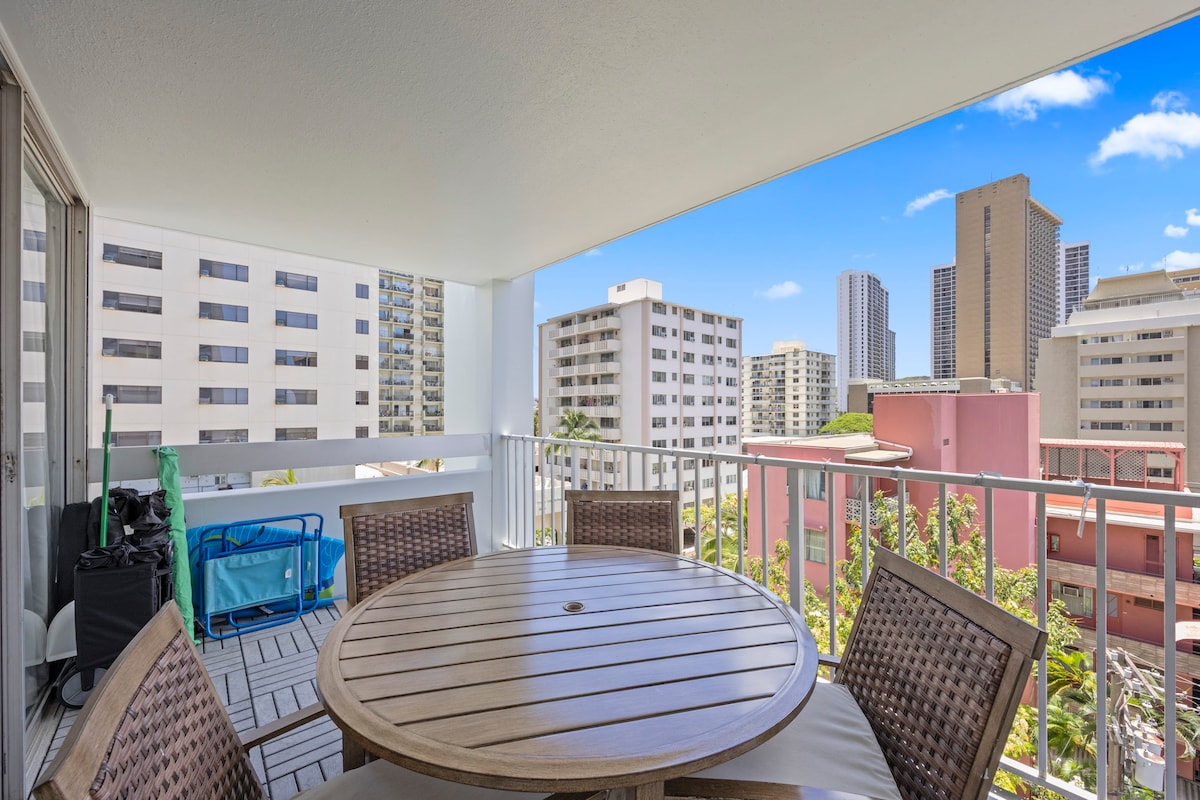 Walk to the Beach!*Renovated Central Waikiki 1BR!
