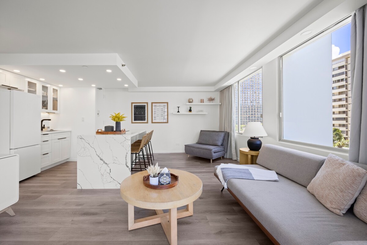 Walk to the Beach!*Renovated Central Waikiki 1BR!