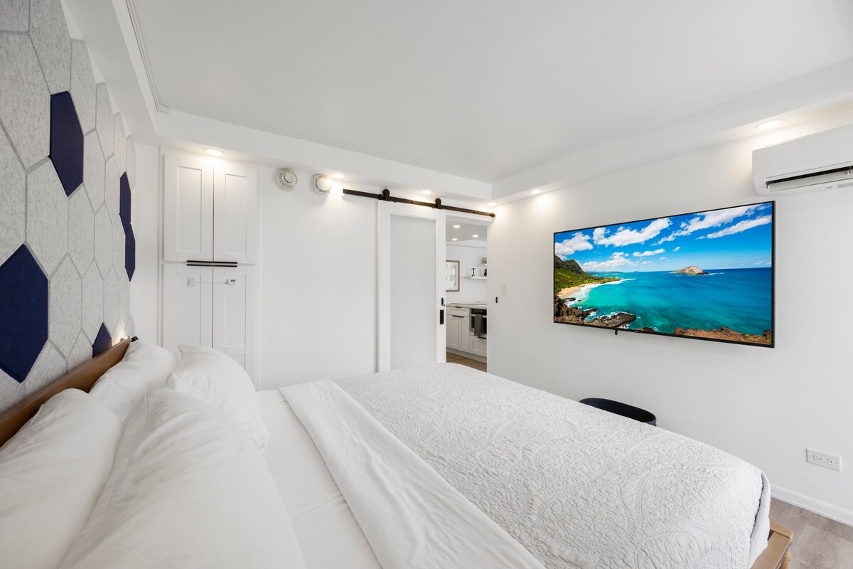 Walk to the Beach!*Renovated Central Waikiki 1BR!