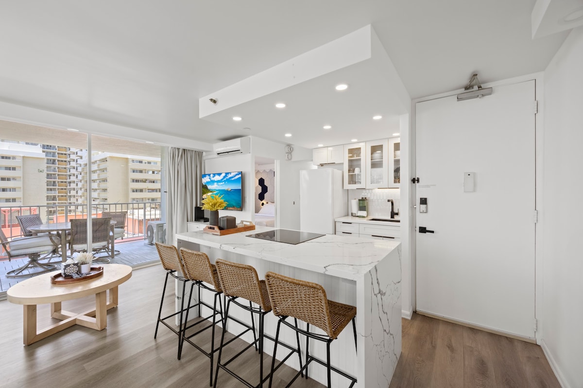 Walk to the Beach!*Renovated Central Waikiki 1BR!