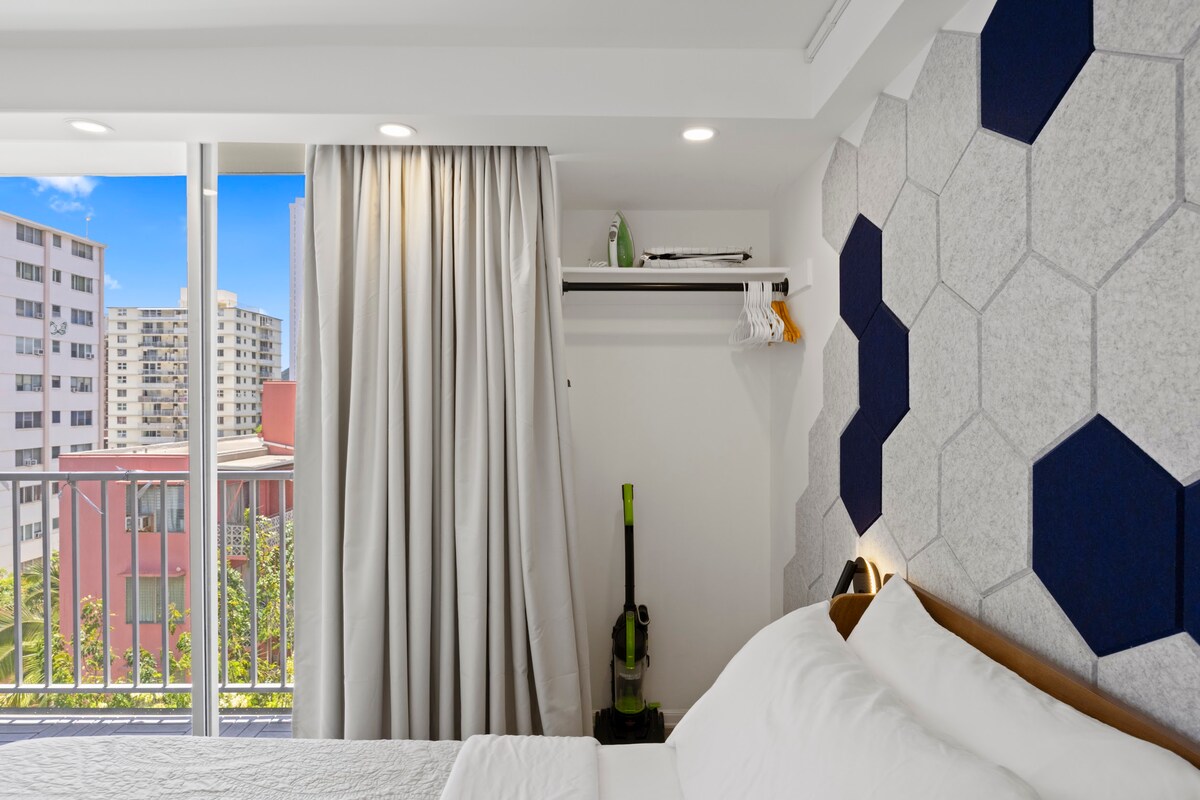 Walk to the Beach!*Renovated Central Waikiki 1BR!