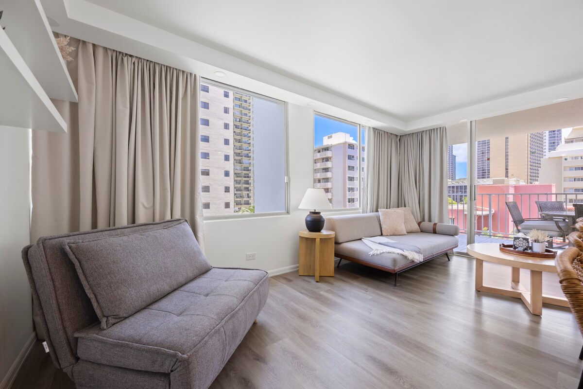 Walk to the Beach!*Renovated Central Waikiki 1BR!