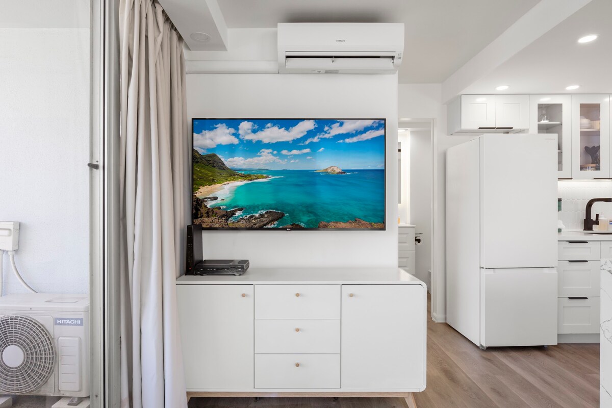 Walk to the Beach!*Renovated Central Waikiki 1BR!