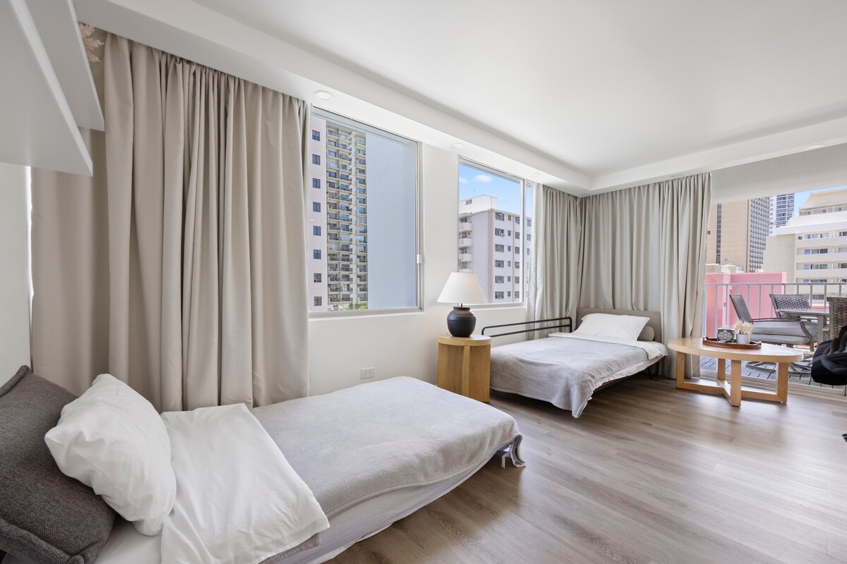 Walk to the Beach!*Renovated Central Waikiki 1BR!