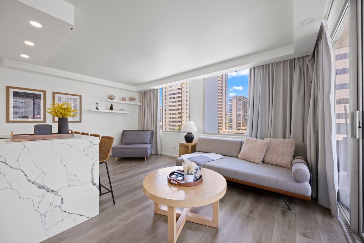 Walk to the Beach!*Renovated Central Waikiki 1BR!