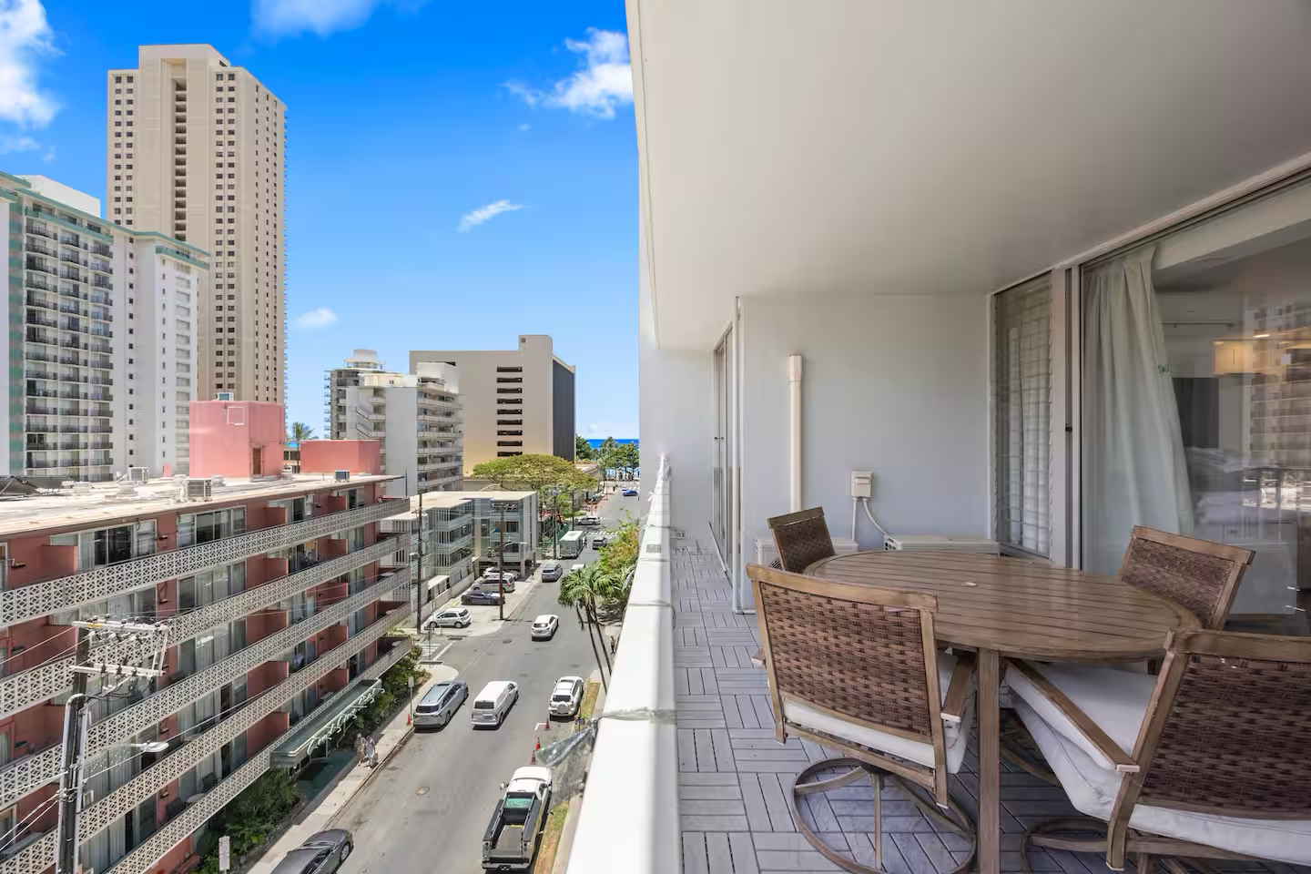 Walk to the Beach!*Renovated Central Waikiki 1BR!
