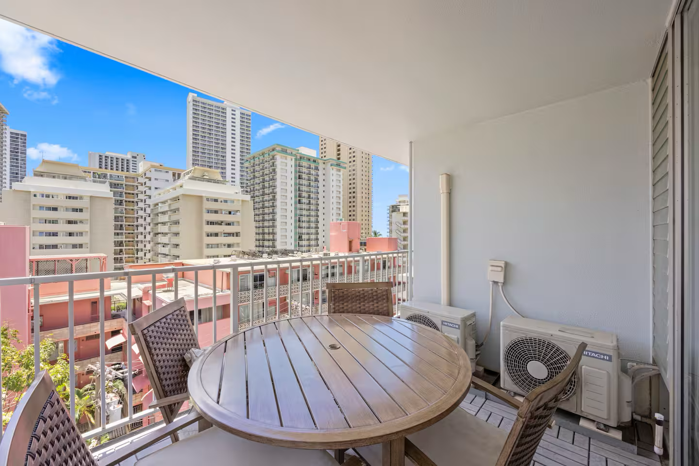Walk to the Beach!*Renovated Central Waikiki 1BR!