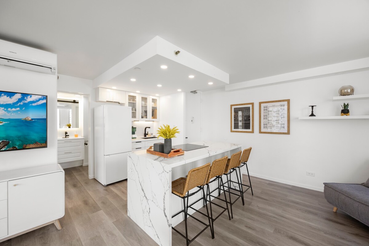 Walk to the Beach!*Renovated Central Waikiki 1BR!
