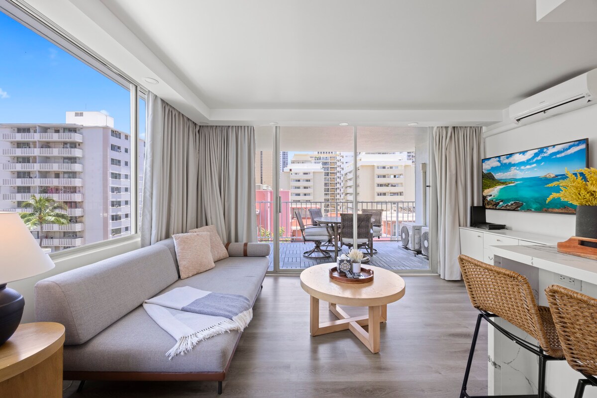 Walk to the Beach!*Renovated Central Waikiki 1BR!