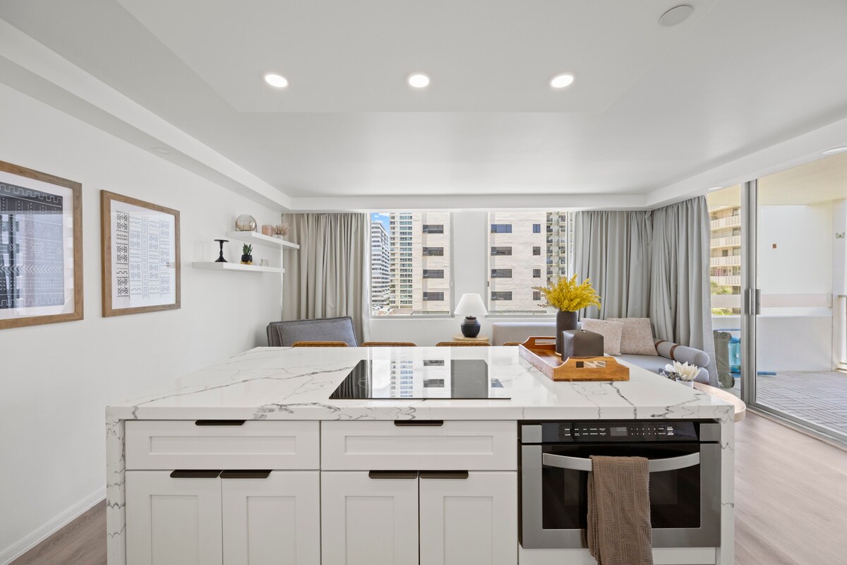 Walk to the Beach!*Renovated Central Waikiki 1BR!