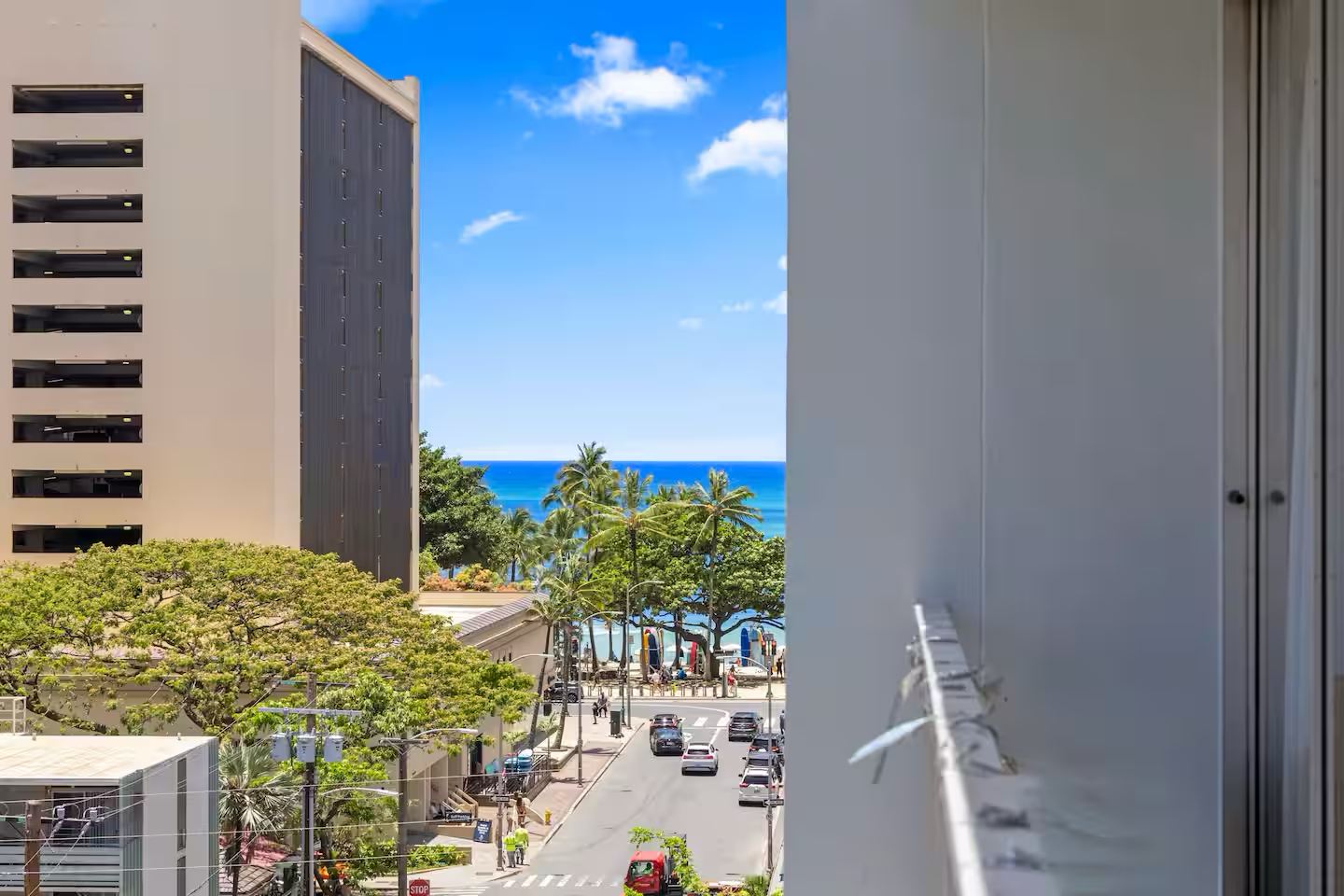 Walk to the Beach!*Renovated Central Waikiki 1BR!