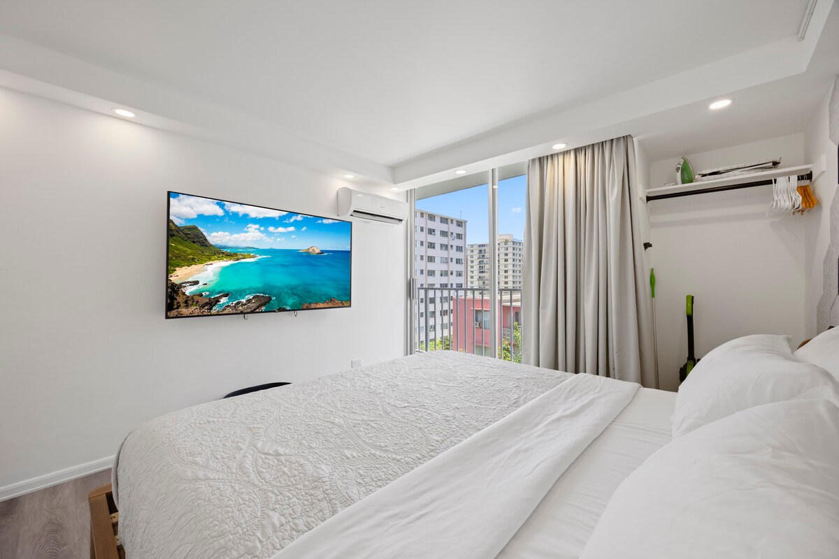 Walk to the Beach!*Renovated Central Waikiki 1BR!