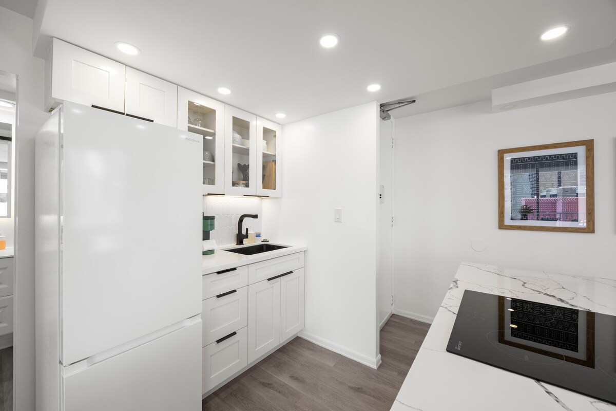 Walk to the Beach!*Renovated Central Waikiki 1BR!