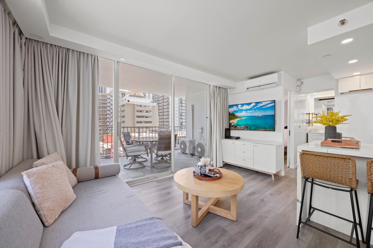 Walk to the Beach!*Renovated Central Waikiki 1BR!