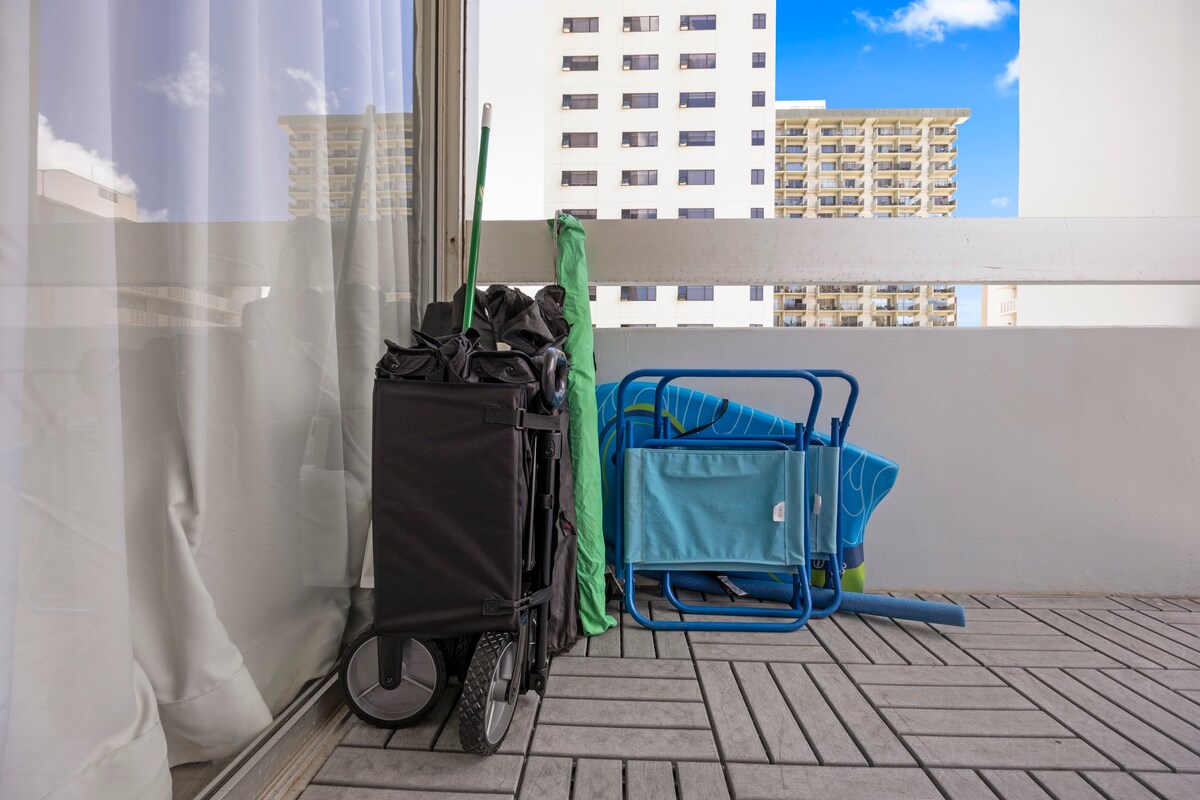 Walk to the Beach!*Renovated Central Waikiki 1BR!