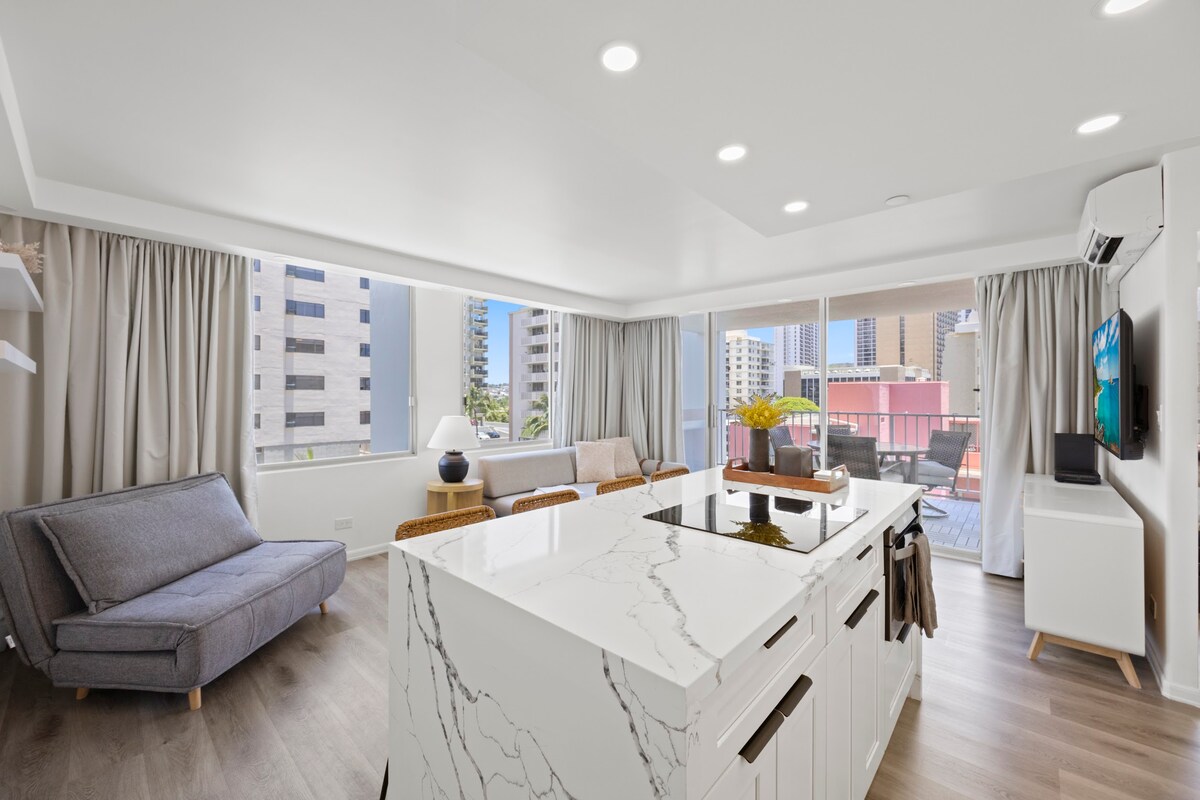 Walk to the Beach!*Renovated Central Waikiki 1BR!