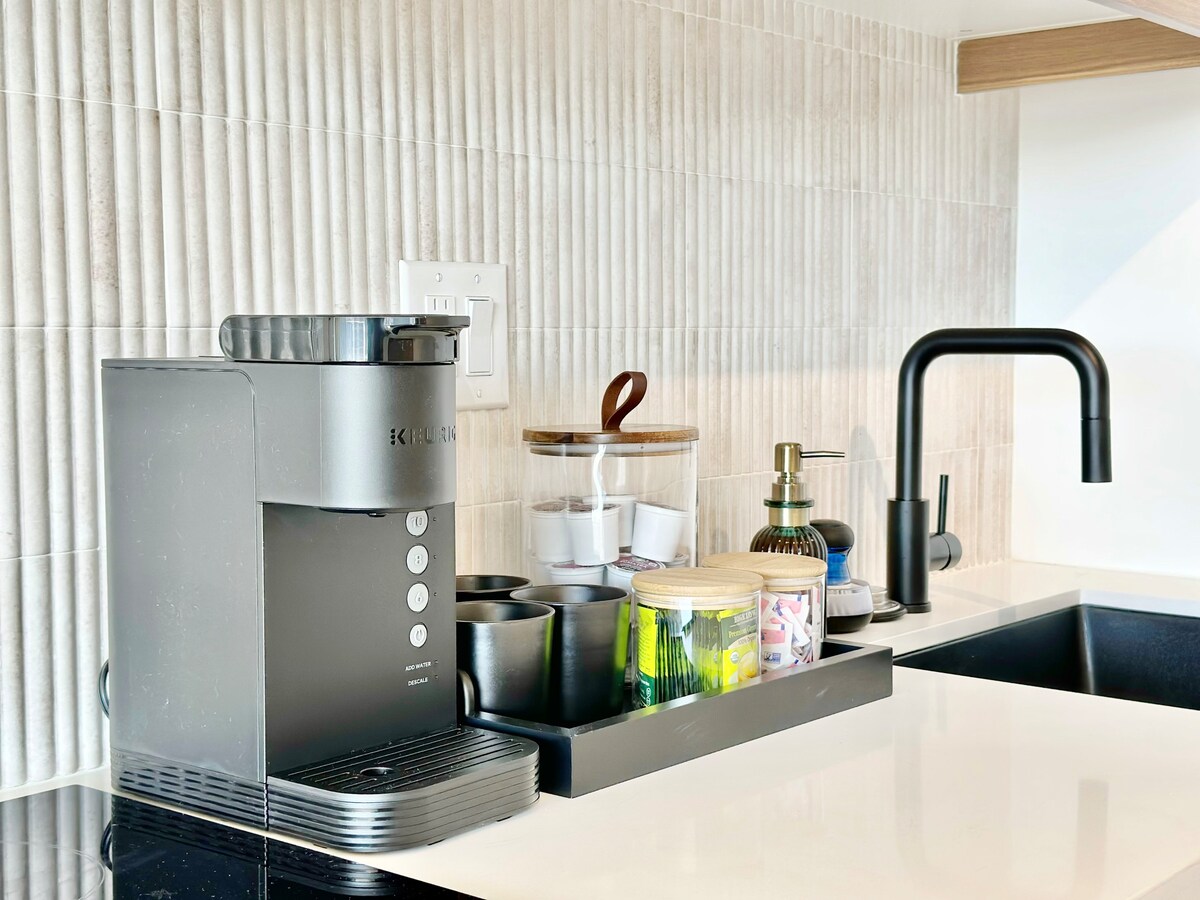 Top FL-Chic Upscale Studio w/2 Queens Near Beach
